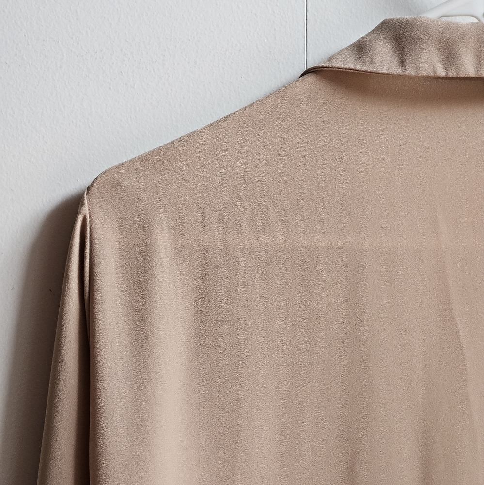 Olivaceous Collared V-Neck Blouse in Women's Small - Picture 9 of 16